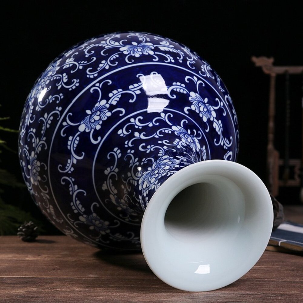 Luxury art piece: Blue and white porcelain vase